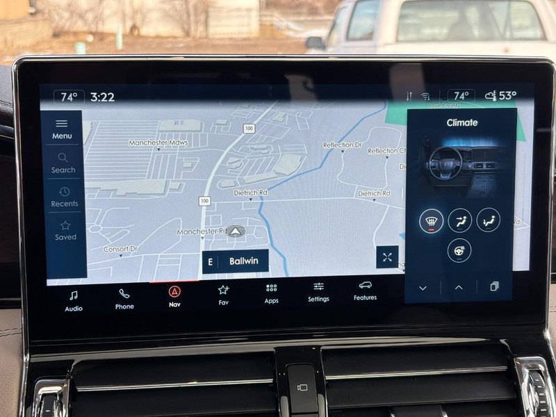 Lincoln Navigator Vehicle Full-screen Gallery Image 25