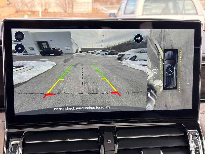 Lincoln Navigator Vehicle Full-screen Gallery Image 26