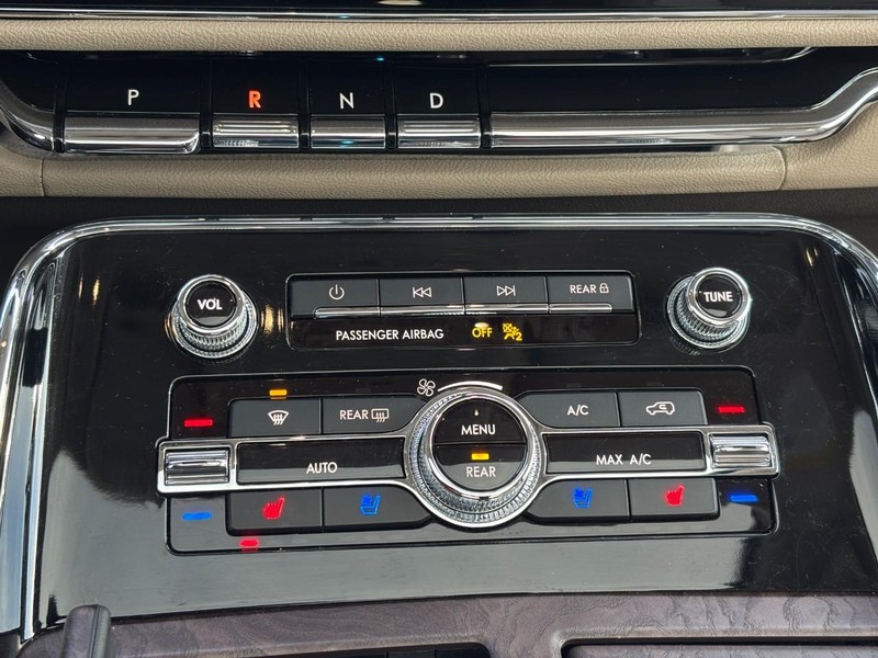 Lincoln Navigator Vehicle Full-screen Gallery Image 27