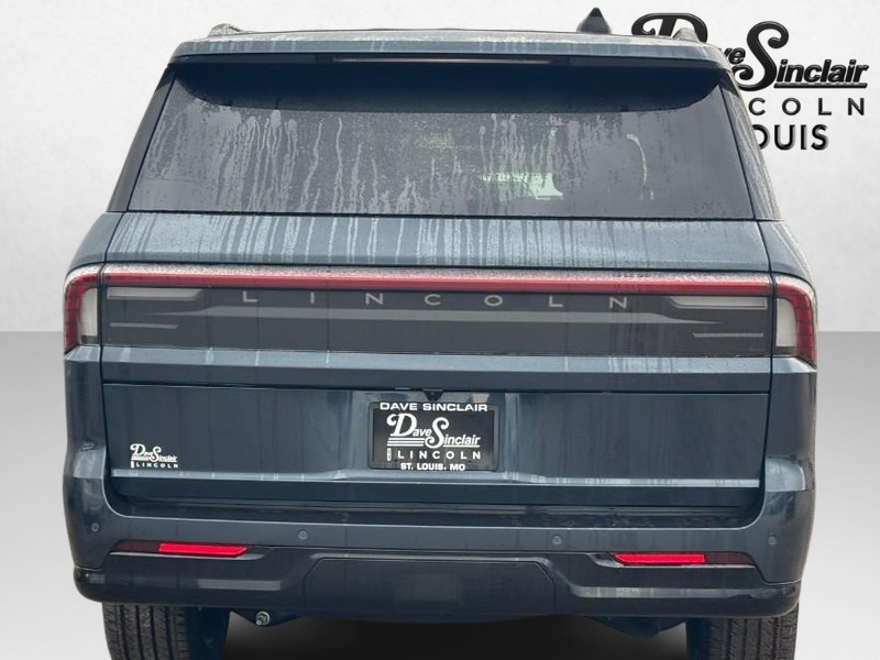 Lincoln Navigator L Vehicle Full-screen Gallery Image 04