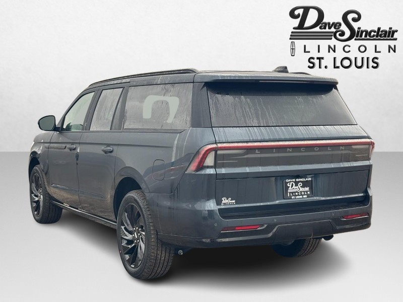 Lincoln Navigator L Vehicle Full-screen Gallery Image 05