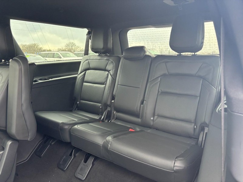 Lincoln Navigator L Vehicle Full-screen Gallery Image 11