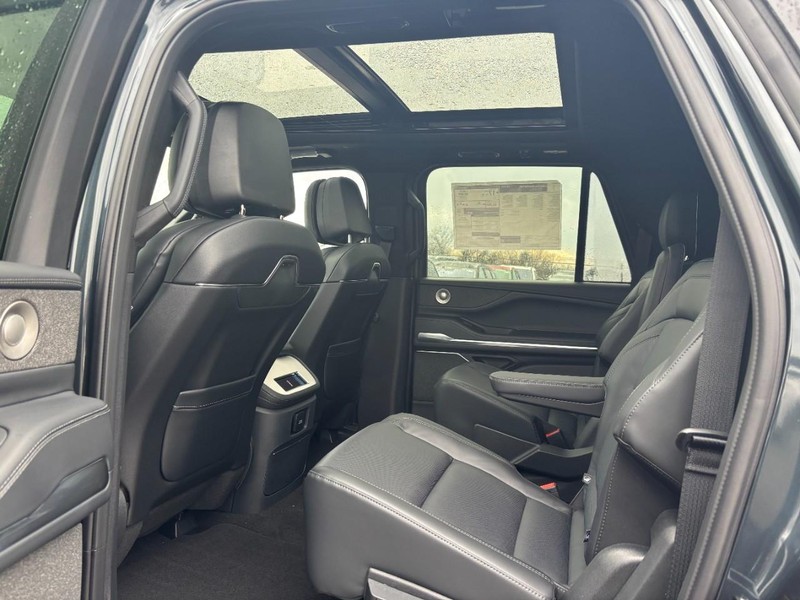 Lincoln Navigator L Vehicle Full-screen Gallery Image 12