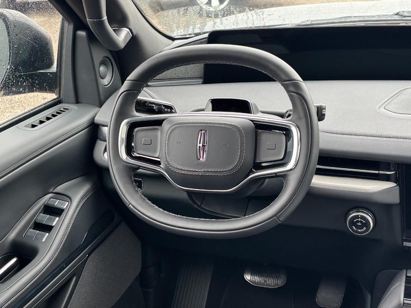 Lincoln Navigator L Vehicle Full-screen Gallery Image 14