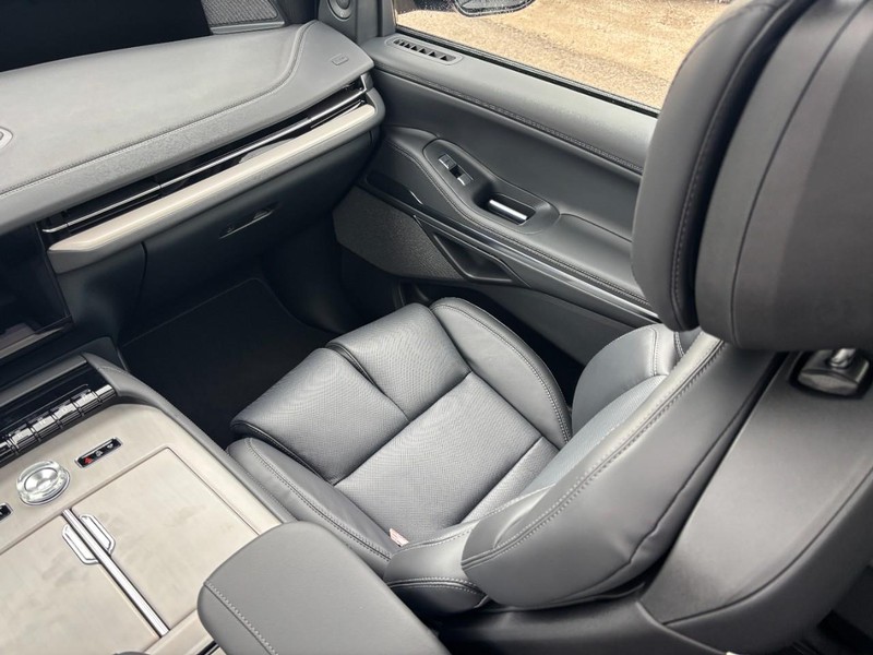 Lincoln Navigator L Vehicle Full-screen Gallery Image 16