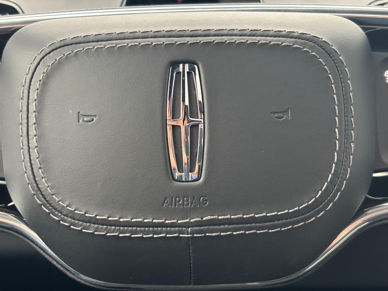 Lincoln Navigator L Vehicle Full-screen Gallery Image 20