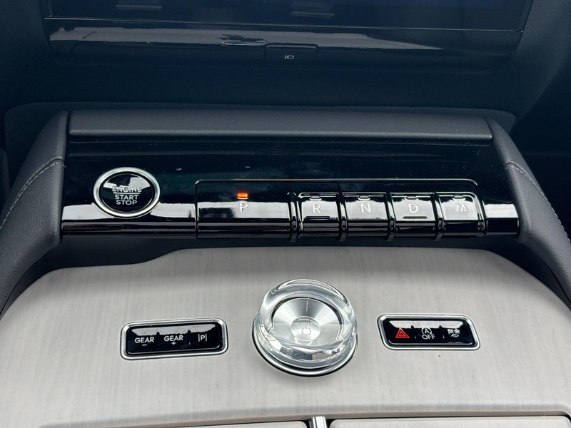 Lincoln Navigator L Vehicle Full-screen Gallery Image 26