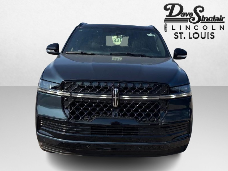 Lincoln Navigator Vehicle Full-screen Gallery Image 02