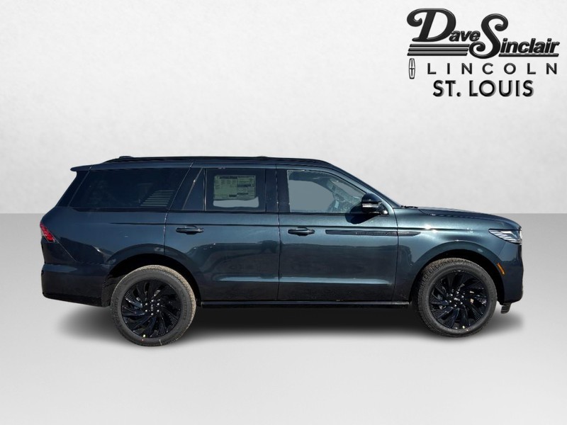 Lincoln Navigator Vehicle Full-screen Gallery Image 04