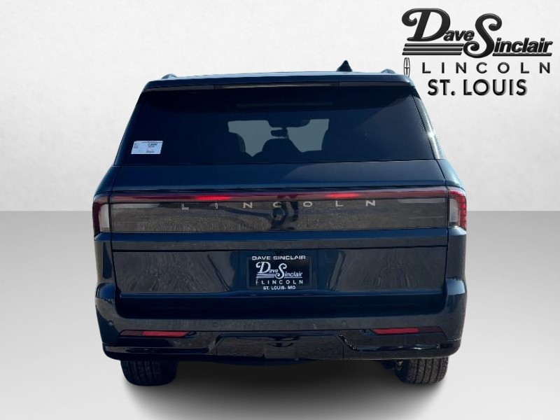 Lincoln Navigator Vehicle Full-screen Gallery Image 06