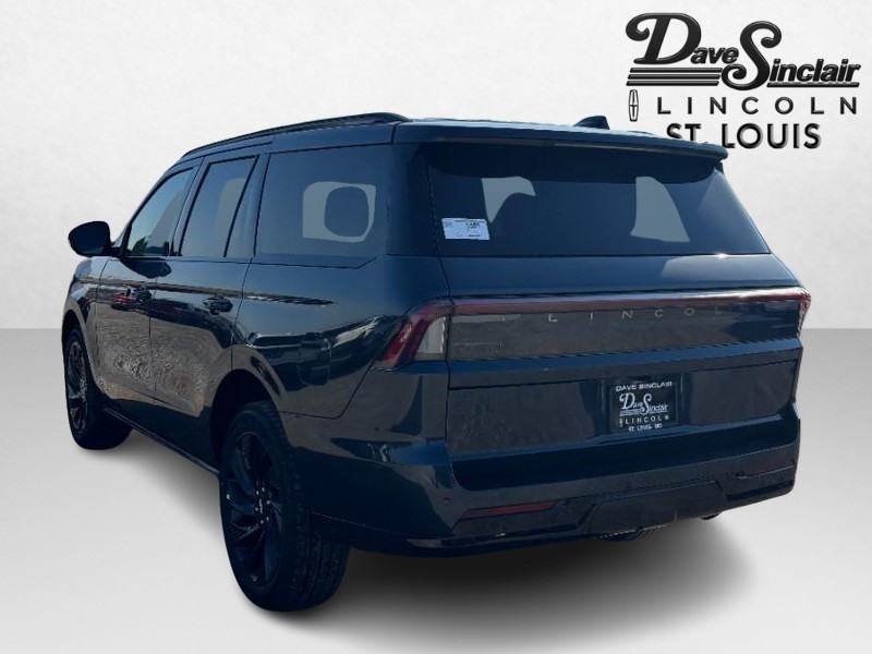 Lincoln Navigator Vehicle Full-screen Gallery Image 07