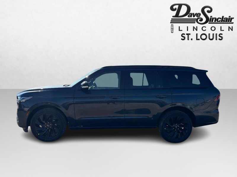 Lincoln Navigator Vehicle Full-screen Gallery Image 09