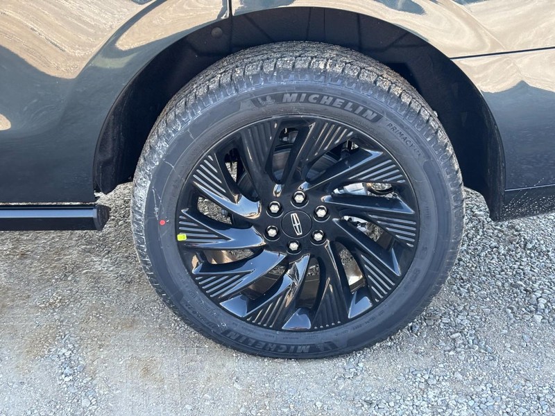 Lincoln Navigator Vehicle Full-screen Gallery Image 10