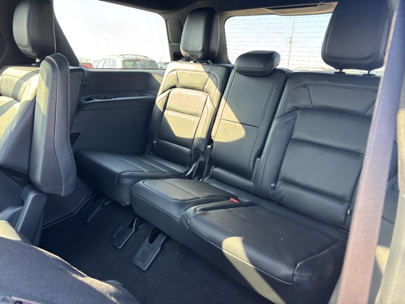 Lincoln Navigator Vehicle Full-screen Gallery Image 11