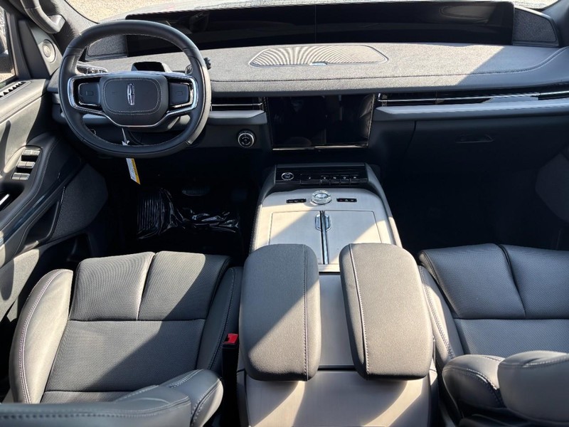 Lincoln Navigator Vehicle Full-screen Gallery Image 13