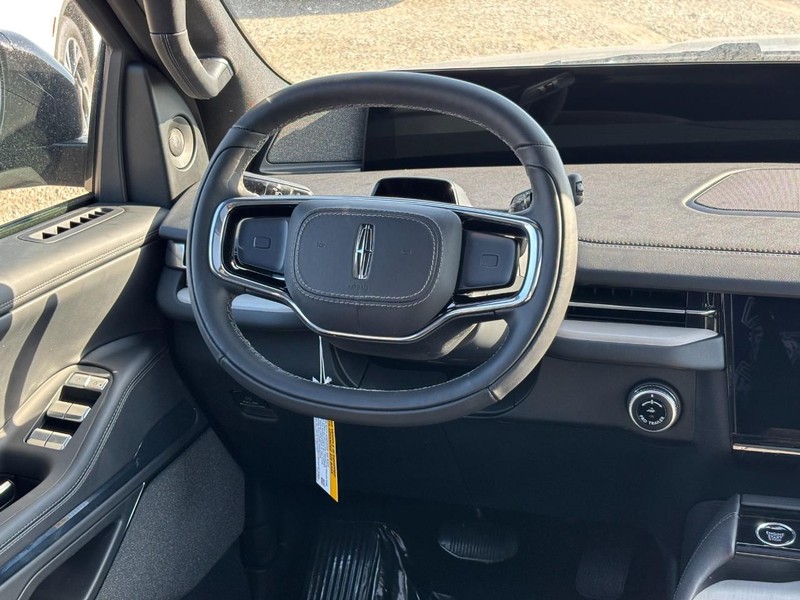 Lincoln Navigator Vehicle Full-screen Gallery Image 14