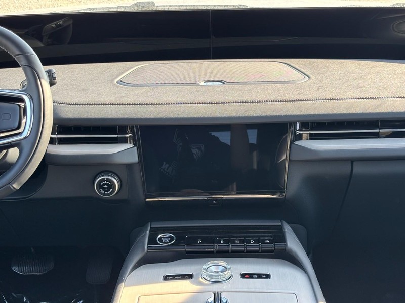 Lincoln Navigator Vehicle Full-screen Gallery Image 15