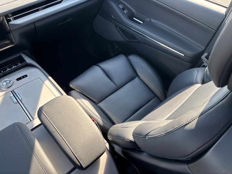 Lincoln Navigator Vehicle Full-screen Gallery Image 16