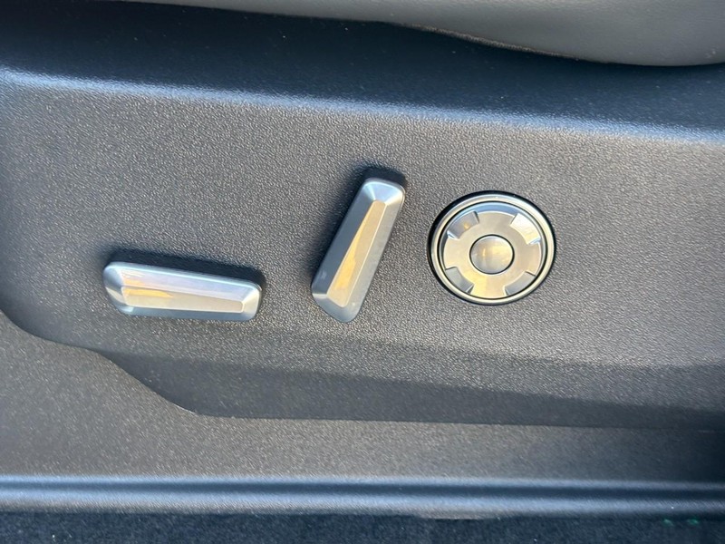 Lincoln Navigator Vehicle Full-screen Gallery Image 17