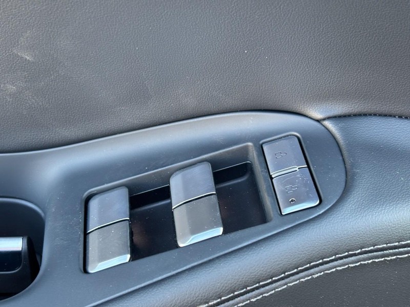 Lincoln Navigator Vehicle Full-screen Gallery Image 18