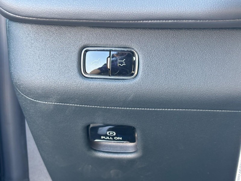 Lincoln Navigator Vehicle Full-screen Gallery Image 19