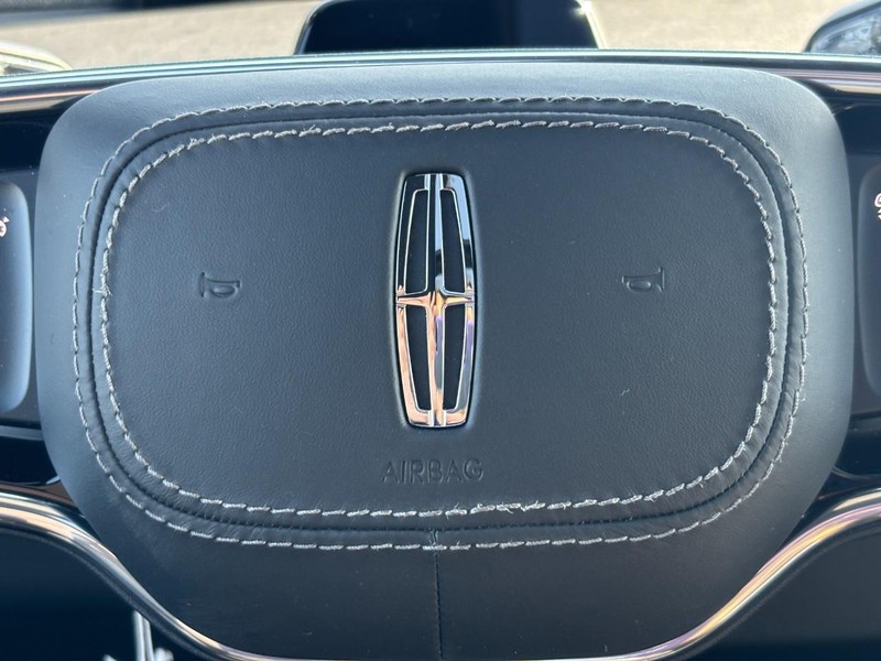 Lincoln Navigator Vehicle Full-screen Gallery Image 21