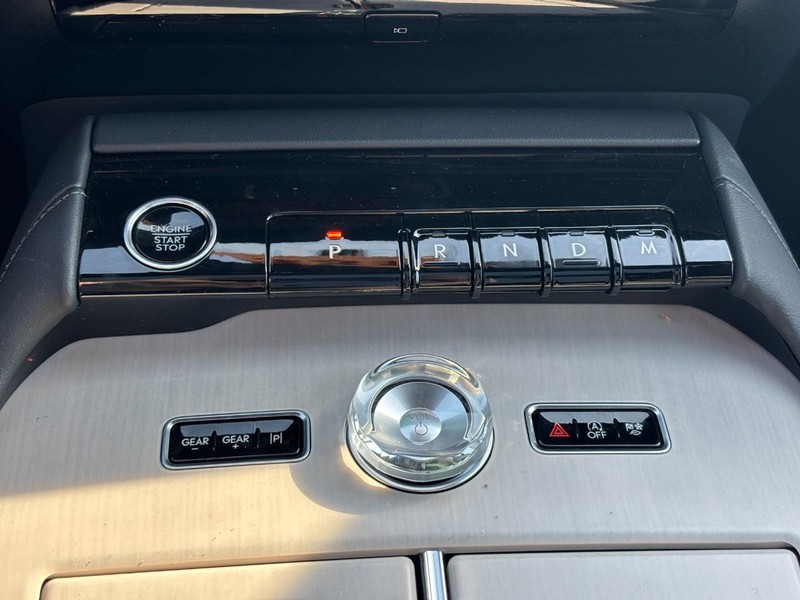 Lincoln Navigator Vehicle Full-screen Gallery Image 27