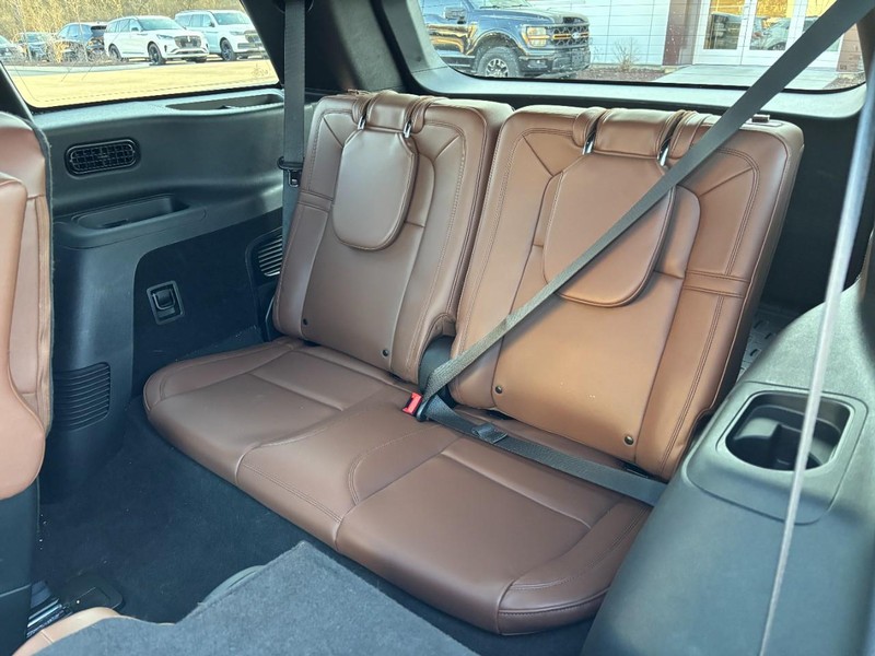 Lincoln Aviator Vehicle Full-screen Gallery Image 11