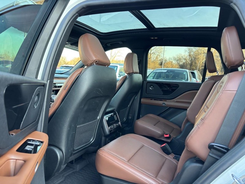 Lincoln Aviator Vehicle Full-screen Gallery Image 12