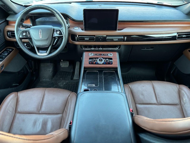 Lincoln Aviator Vehicle Full-screen Gallery Image 13