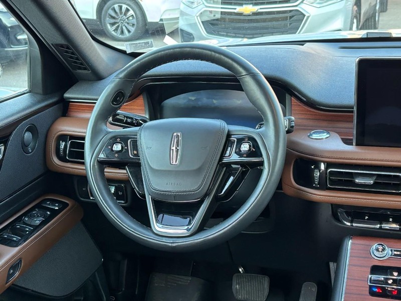 Lincoln Aviator Vehicle Full-screen Gallery Image 14