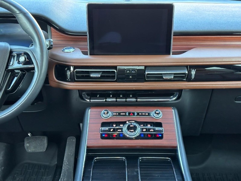 Lincoln Aviator Vehicle Full-screen Gallery Image 15