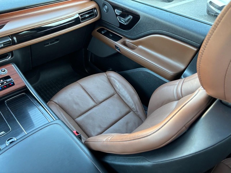 Lincoln Aviator Vehicle Full-screen Gallery Image 16