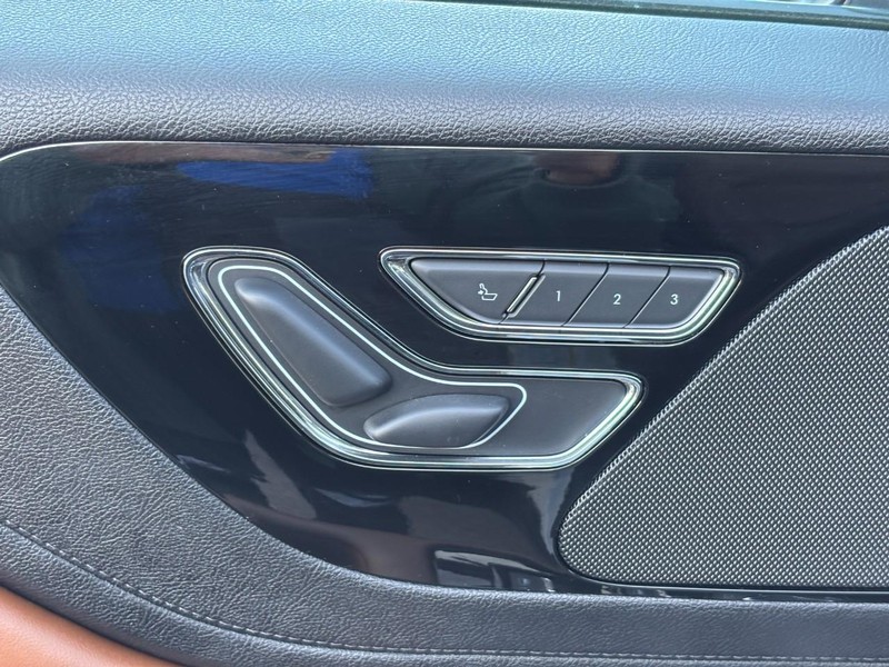 Lincoln Aviator Vehicle Full-screen Gallery Image 17