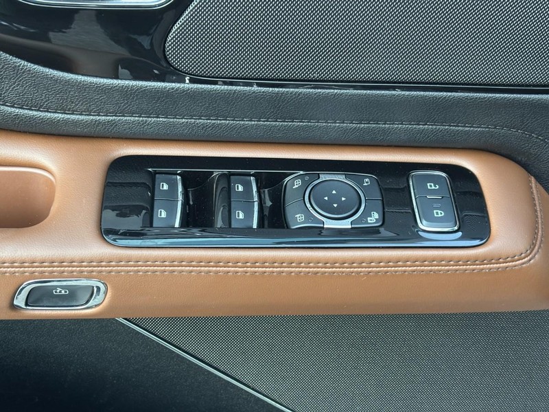 Lincoln Aviator Vehicle Full-screen Gallery Image 18