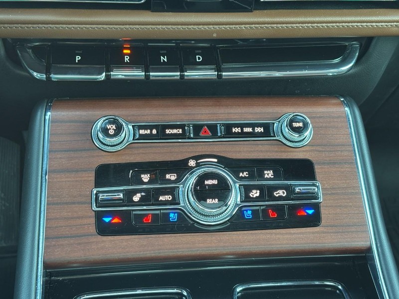 Lincoln Aviator Vehicle Full-screen Gallery Image 25