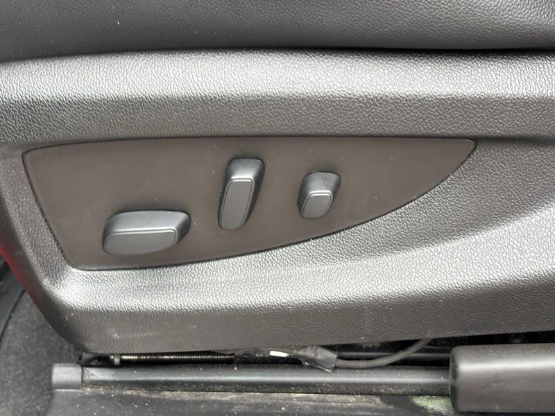 GMC Yukon Vehicle Full-screen Gallery Image 17