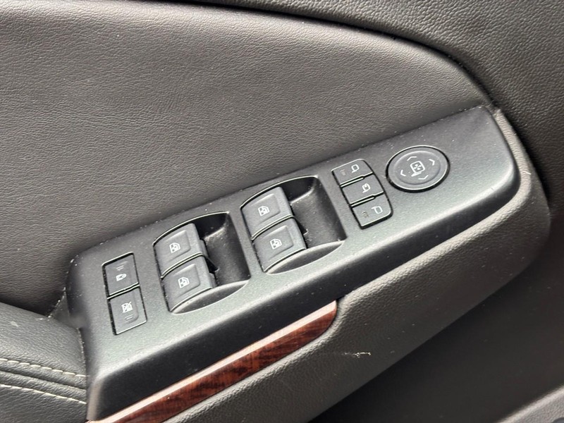 GMC Yukon Vehicle Full-screen Gallery Image 18