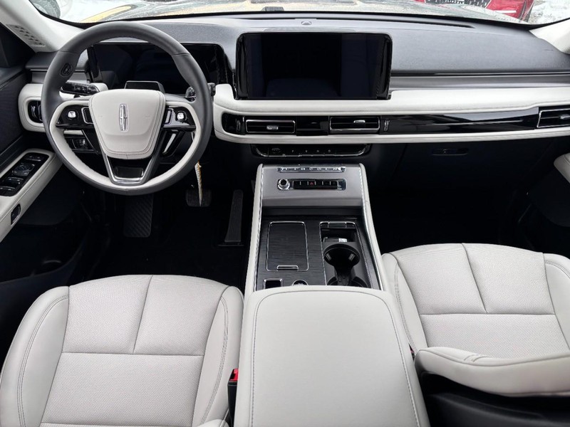 Lincoln Aviator Vehicle Full-screen Gallery Image 13