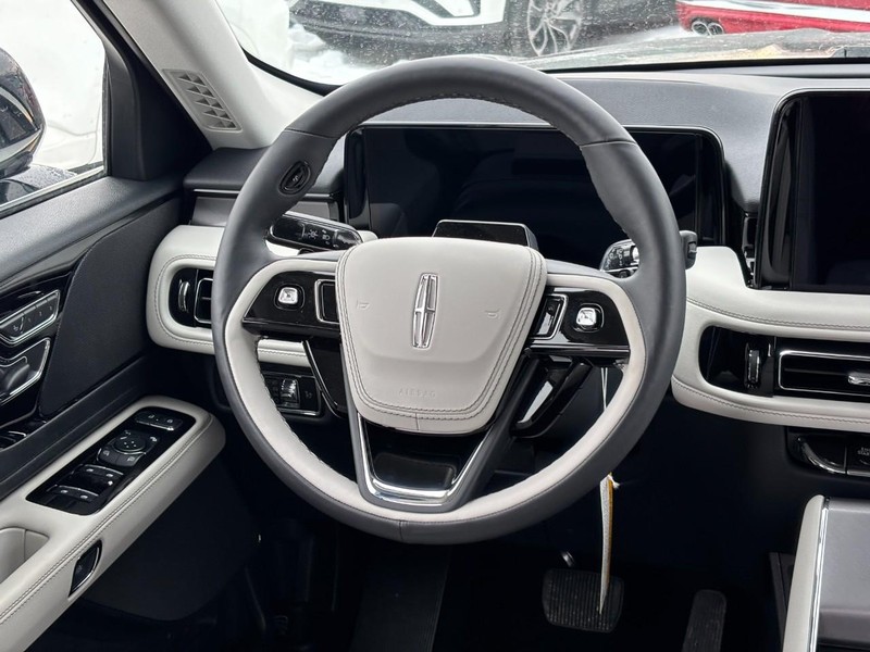 Lincoln Aviator Vehicle Full-screen Gallery Image 14