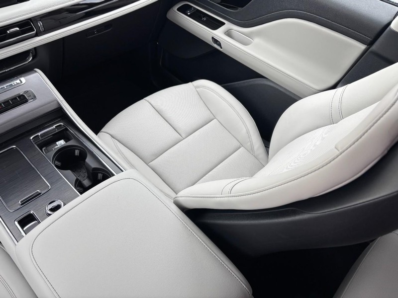 Lincoln Aviator Vehicle Full-screen Gallery Image 16