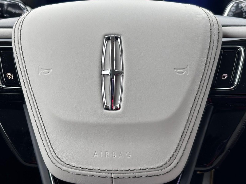 Lincoln Aviator Vehicle Full-screen Gallery Image 21