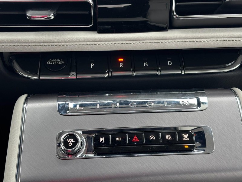 Lincoln Aviator Vehicle Full-screen Gallery Image 26