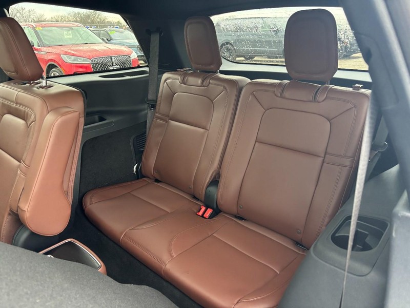 Lincoln Aviator Vehicle Full-screen Gallery Image 11