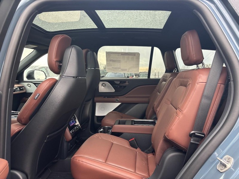 Lincoln Aviator Vehicle Full-screen Gallery Image 12