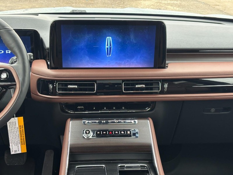 Lincoln Aviator Vehicle Full-screen Gallery Image 15