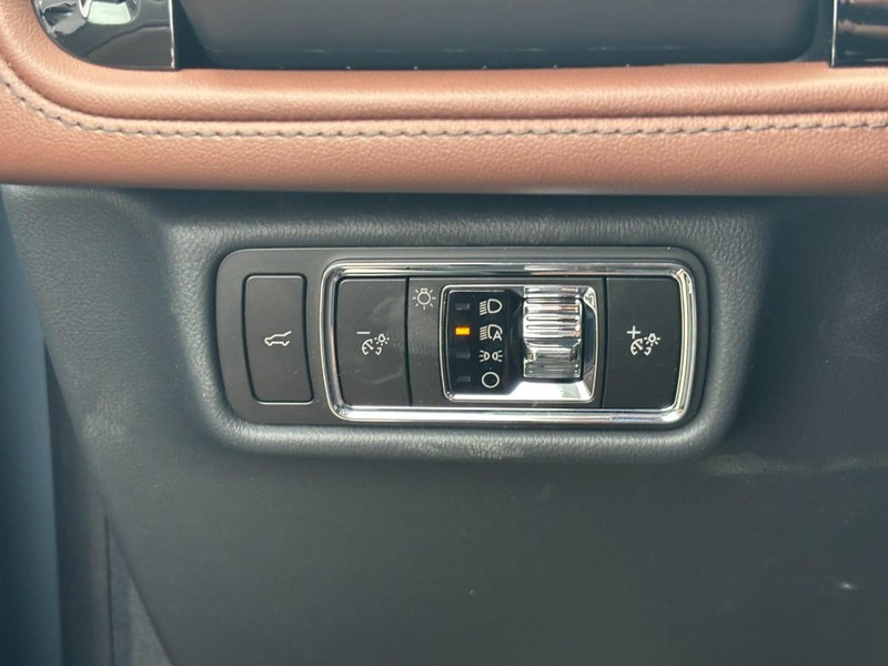 Lincoln Aviator Vehicle Full-screen Gallery Image 19