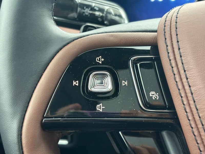 Lincoln Aviator Vehicle Full-screen Gallery Image 20