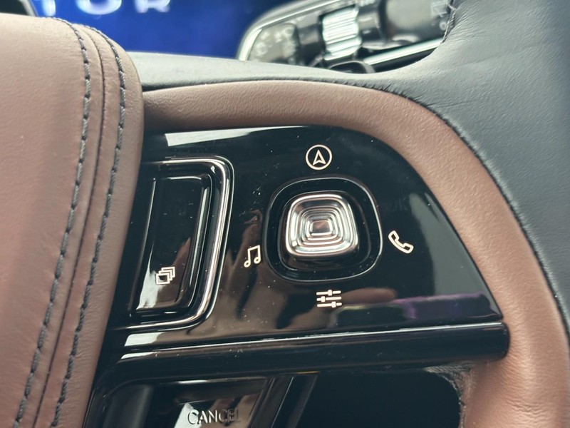 Lincoln Aviator Vehicle Full-screen Gallery Image 22