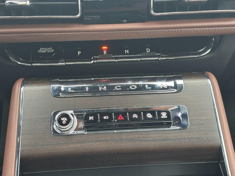 Lincoln Aviator Vehicle Full-screen Gallery Image 26